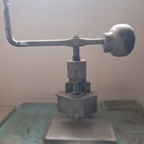 Manual heavy-duty press used for cutting with mold
