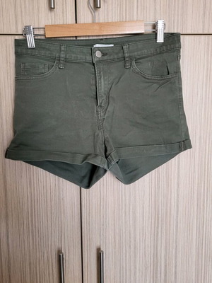 Σορτς H&M μεταχειρισμένα σε λαδί χρώμα, μέγεθος 38