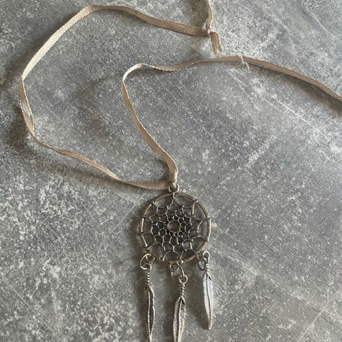 Dreamcatcher necklace like new, silver