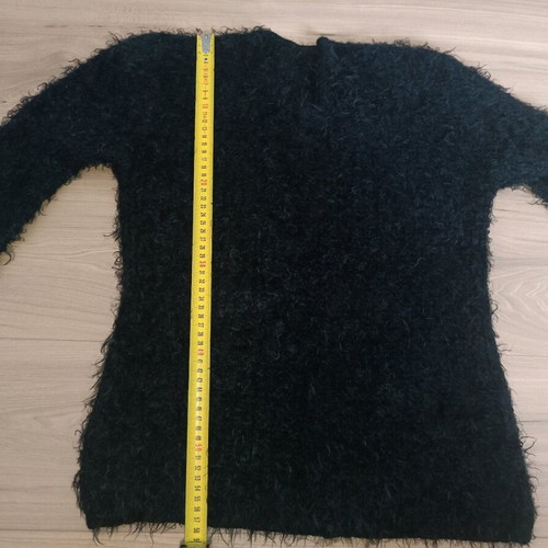 Black women's medium fluffy sweater like new