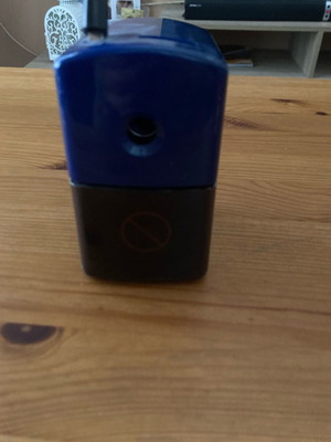 Manual sharpener large blue with crank like new