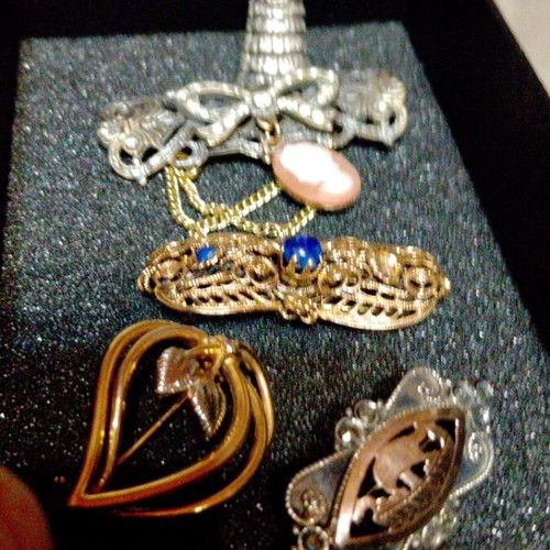 Antique pins used, gold and silver 900 and 925 set