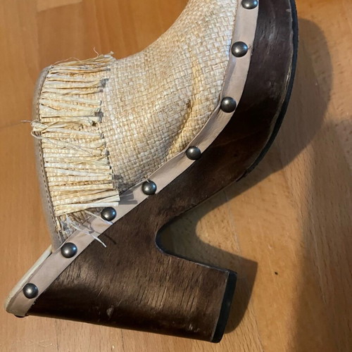 High-heeled clogs used with fringes, beige, size 37