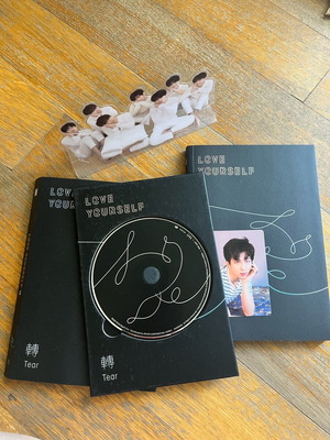 BTS Love Yourself Tear like new, version O with photocard and stand