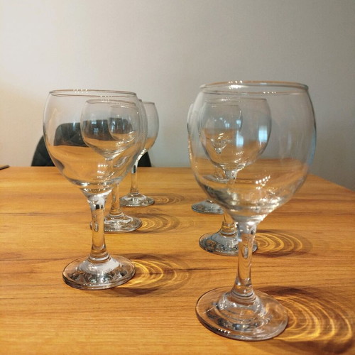 Set of 6 glass wine glasses like new