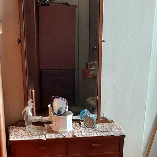 Παλια τουαλέτα με μεγάλο καθρέφτη