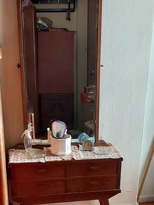 Παλια τουαλέτα με μεγάλο καθρέφτη