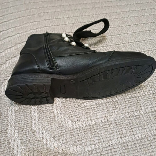 Fratelli Petridi black leather boots used with pearls and laces size 41