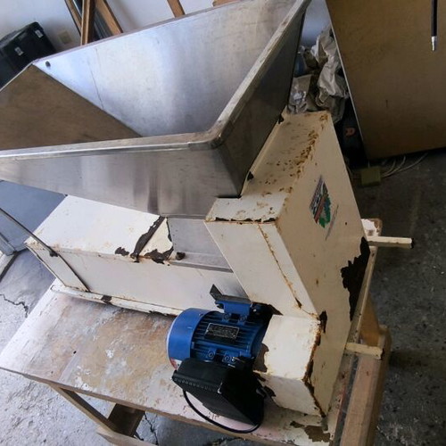 Etolia Grape Crusher Destemmer like new with 1000-liter bin