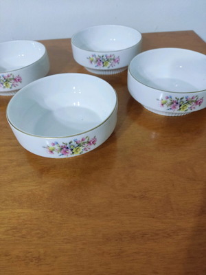 Kaiser 4 porcelain bowls like new, Romantica design