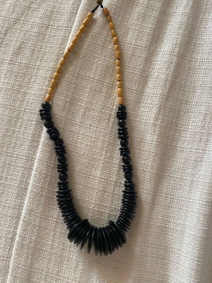 Necklace like new with black and beige beads