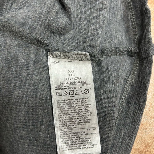 GAP XXL T-shirts like new, 1 red with palms and 1 grey with Canada print