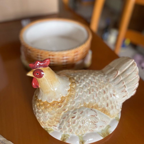 Vintage ceramic egg holder decorative hen like new