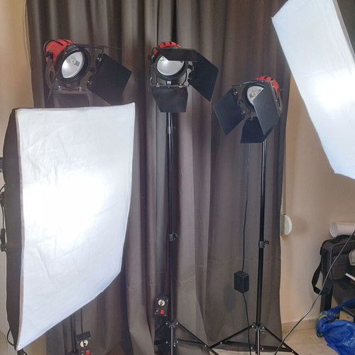 Studio lighting used 3x800W redheads and 2 softbox 125W with tripods