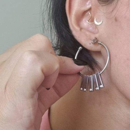 Stainless steel impressive earrings with stones used
