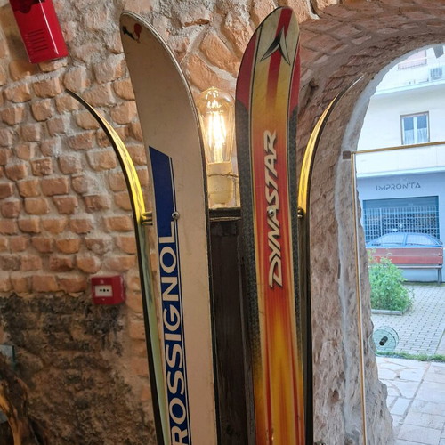 Ski floor lamp with skis like new, decorative
