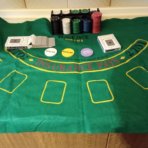 Texas Hold Poker set like new, complete in metal box