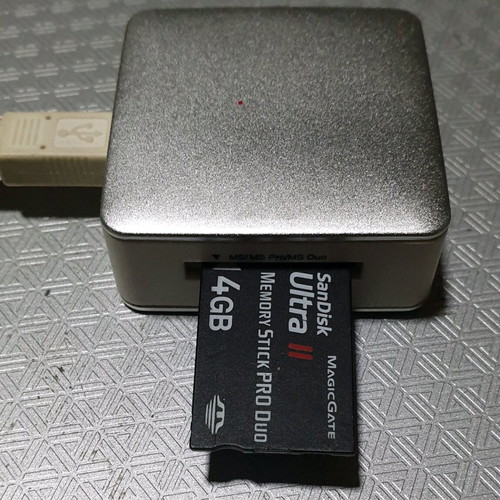 Sandisk Pro Duo 4GB memory card like new with card reader