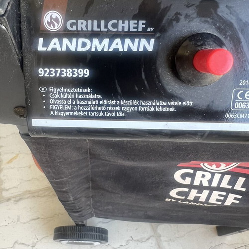 Grill Chef by Landmann gas grill like new with 3 main burners and side burner