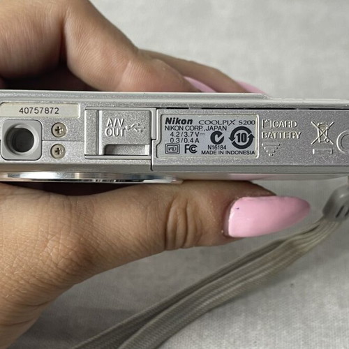 Nikon Coolpix S200 7.1MP digital compact camera used, needs battery and charger