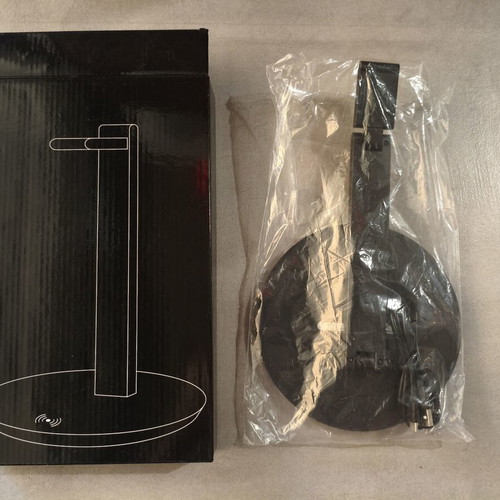 Headphone stand with built-in wireless charger