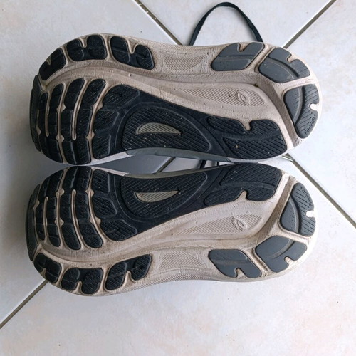 Asics Gel Kayano 31 used, size 42, black and white
