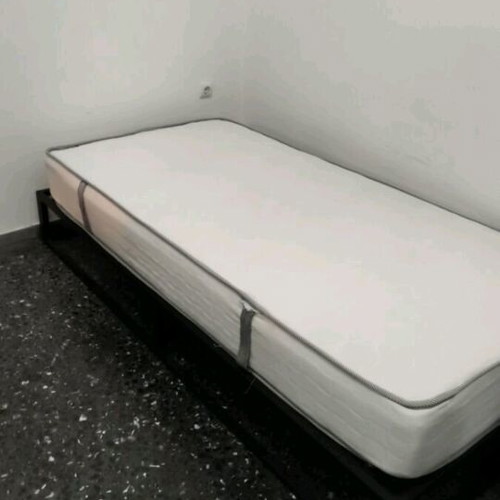 Bed with mattress like new, metal frame 1x1.90
