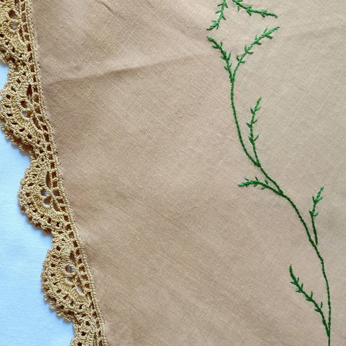 Vintage Rotonda embroidered tablecloth with 4 napkins like new, crocchi color