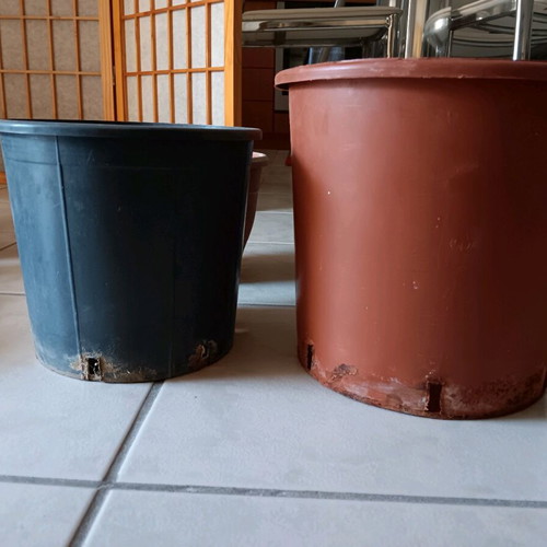 Plastic flower pots used, pack of 22, black and terracotta