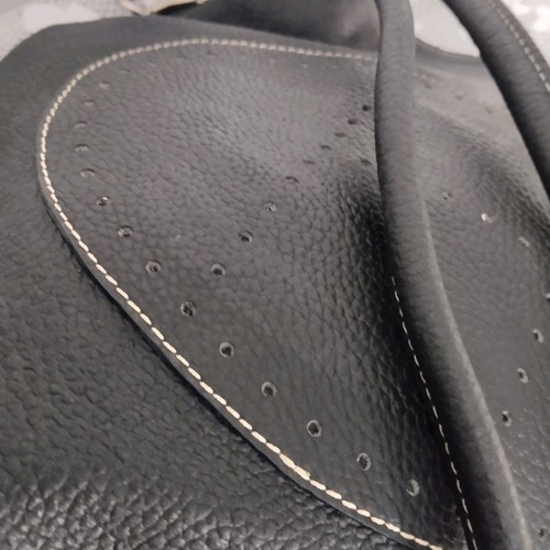 Leather shoulder bag used, black with magnetic clasp