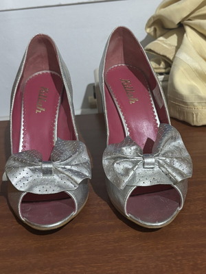 Killah Silver Peep-Toe Pumps with Bow used, size 38