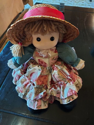 Vintage fabric doll with straw hat like new, 1990s