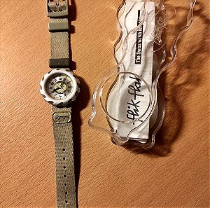 Παιδικό ρολόι Swatch χρώματος λαδί, μαζί με τη θήκη του