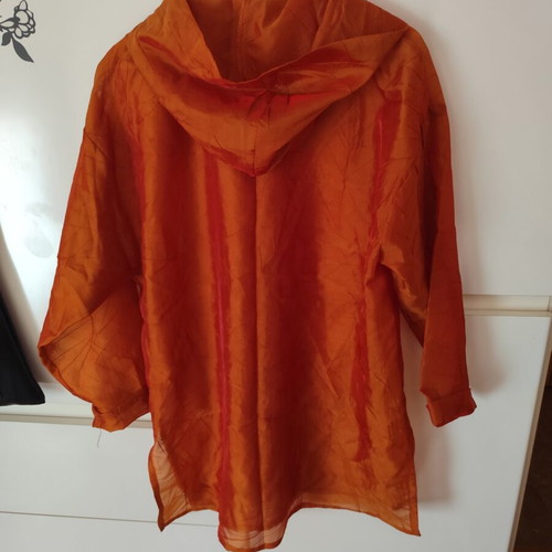 Shirt-type hooded outerwear like new, red orange chameleon, size L