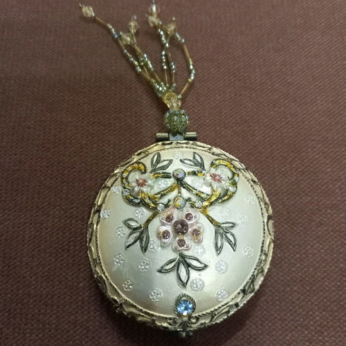 Vintage powder compact like new