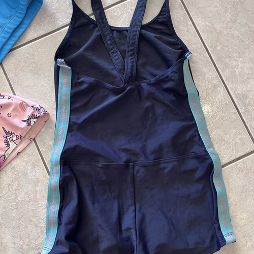 Girls' swimsuit size 4 with 2 swimming caps like new