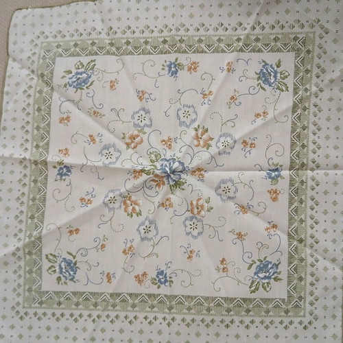 Round tablecloth new with 6 assorted floral napkins