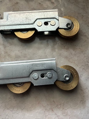 Ράουλα ορειχάλκινα διπλά ρυθμιζόμενα για συρόμενες μπαλκονόπορτες αλουμινίου σετ 2 τεμάχια καινούργια