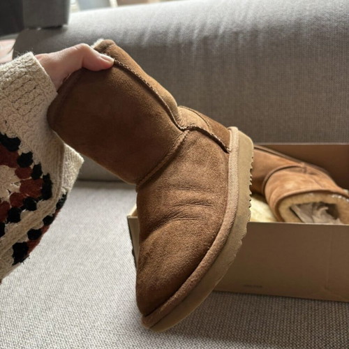 Ugg Australia Classic Chestnut Boots like new, size 32.5