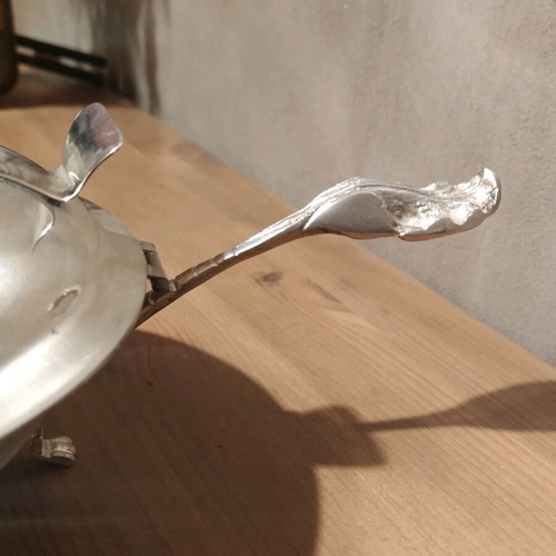 Fondue pot with lid and feet used