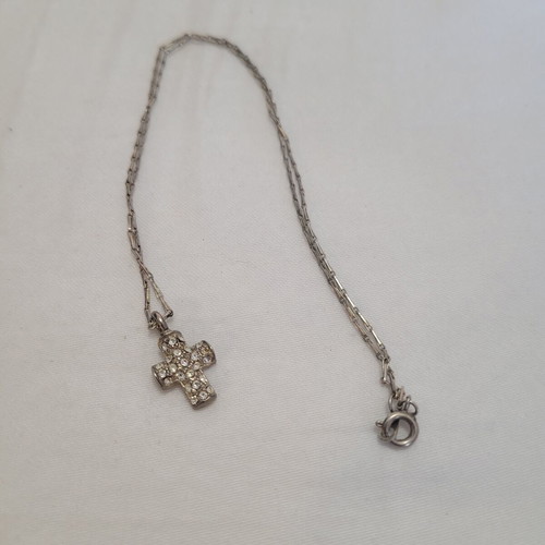 Necklace with cross pendant
