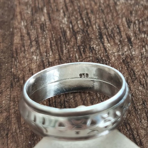 Silver 958 ring like new, carved geometric design