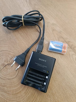 Sony charger with two AA batteries like new