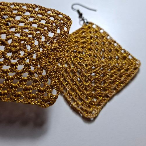 Dangling earrings rhombus with embroidered design like new, gold-colored