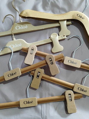 Chloé κρεμάστρες ρούχων από ξύλο και με βελούδινη επένδυση, σετ 7