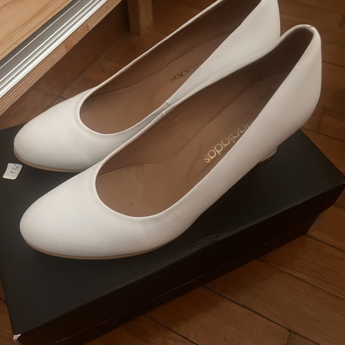 Leather white pumps like new, size 39, Greek craftsmanship
