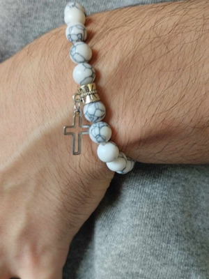 Elastic bracelet with white marble-effect beads and cross pendant new