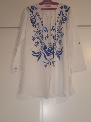 Caftan with embroidery size M like new, white and blue