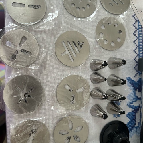 Biscuit press new with 10 shape discs and 8 decorating nozzles
