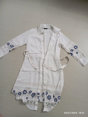 KYL women's kimono dress size M like new, white with blue pink flowers